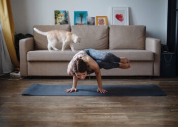 Yoga με γάτα: Η νέα τάση στην ευεξία